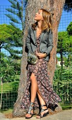 vestido largo de flores y blazer principe de gales